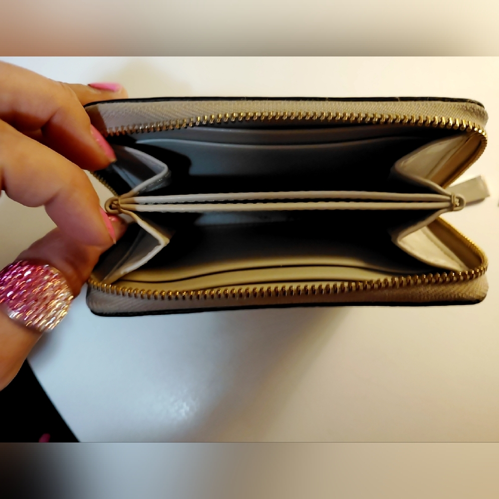 💛*Michael Kors* Leather Zip-Around Wallet with Gold Logo💛 - Picture 4 of 5